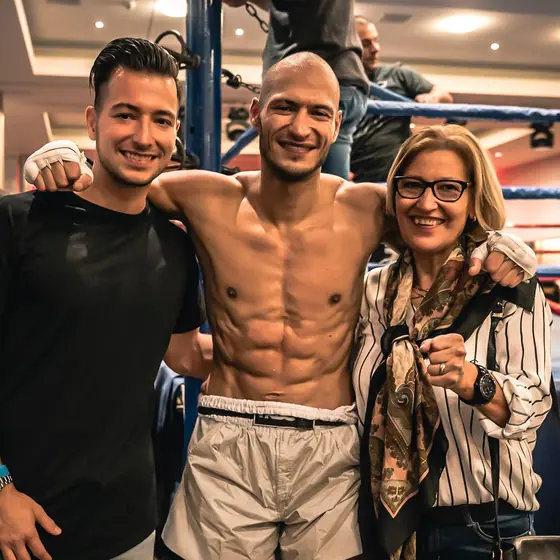 André Ranzenberger mit seiner Familie nach einem gewonnenen Kampf