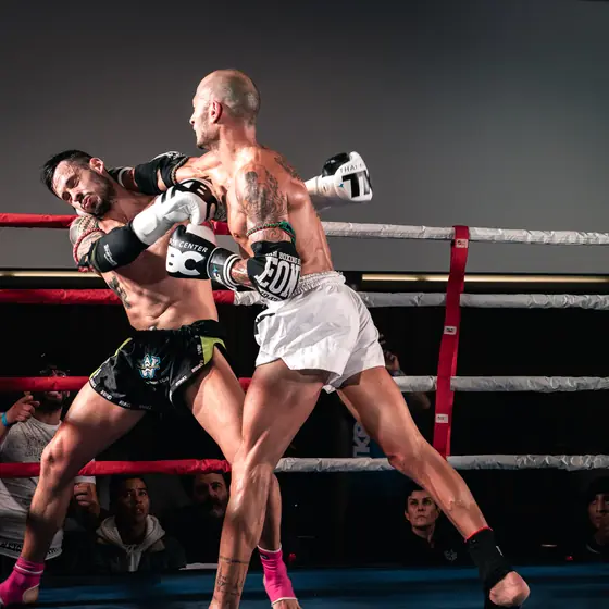 Muay-Thai-Kampf im Ring, Clinch