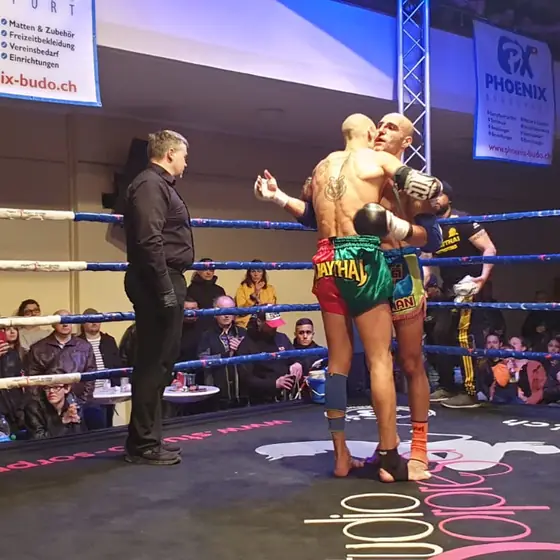 Muay-Thai-Kampf vor vollem Saal