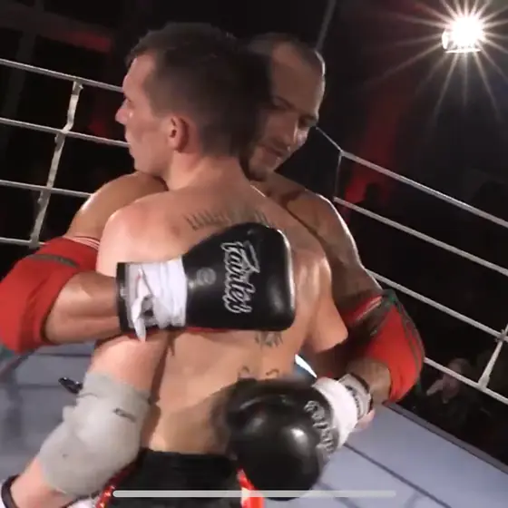 Clinch im Ring, Standbild aus einem Video