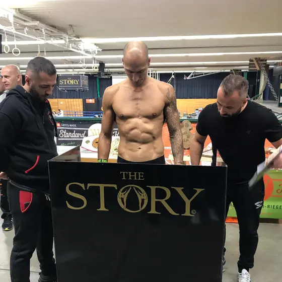 Weigh-in auf der Waage an einem Kampfabend