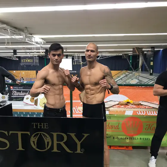 Face-off nach dem Weigh-in, Fäuste erhoben