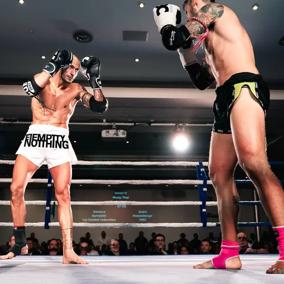 Zwei Kämpfer im Ring vor dem Start