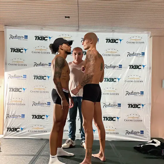 Face-off beim Weigh-in vor der Sponsorenwand