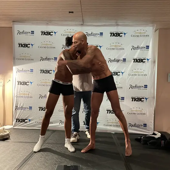 Umarmung beim Weigh-in