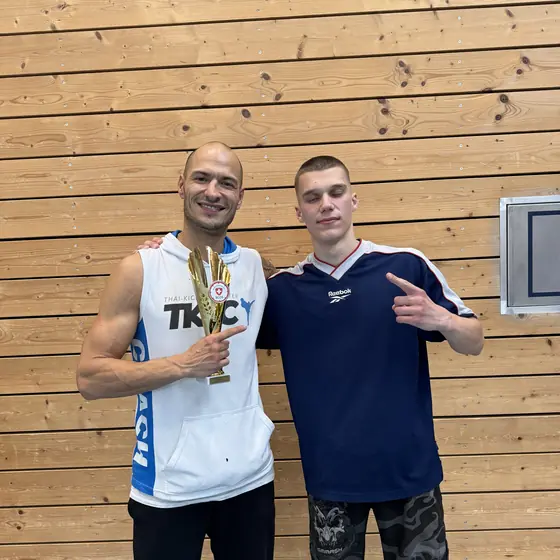 Nach dem Wettkampf mit Pokal und Medaille