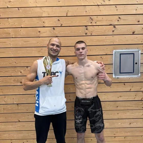 Zwei Kämpfer nach dem Wettkampf mit Pokal