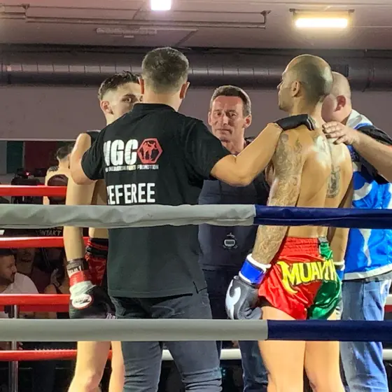 Im Ring vor dem Kampf mit Ringrichter und Coach