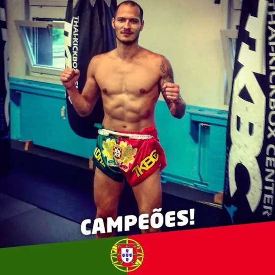 Grafik «Campeões!» mit einem Kämpfer in den Farben Portugals