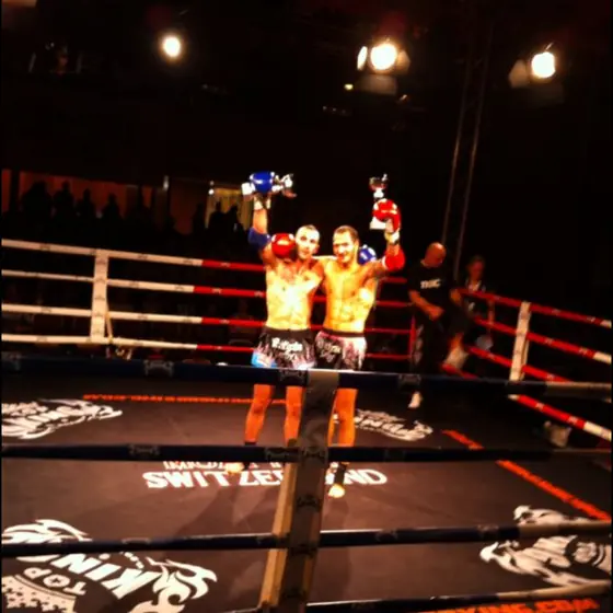 Zwei Kämpfer mit erhobenen Armen im Ring