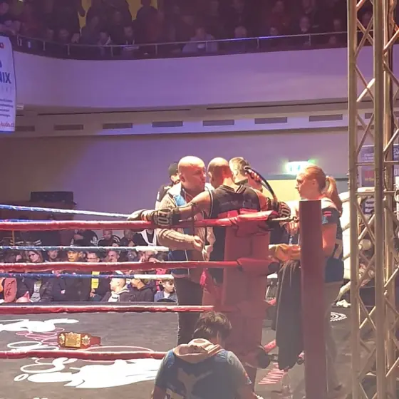 Der Ring in einer Halle, vom Publikum aus gesehen