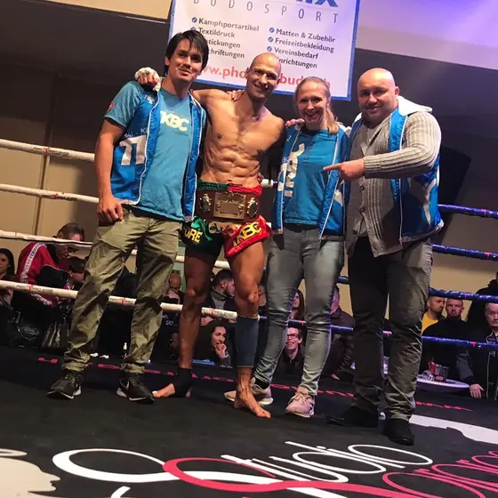 Gruppenfoto im Ring mit dem Gürtel